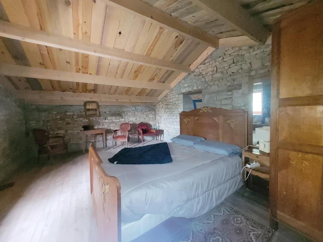 Nuit Insolite, Chambre Au Dessus D'Une Etable La Chapelle-Themer Exterior foto